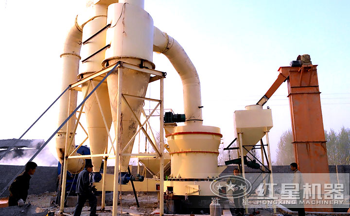 雷蒙磨粉機(jī)磨粉現(xiàn)場(chǎng)