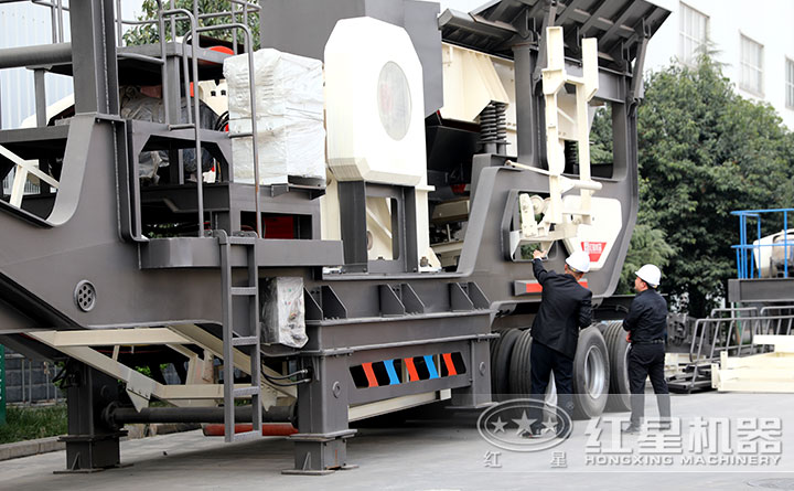 客戶考察紅星建筑垃圾移動破碎機設(shè)備廠區(qū)