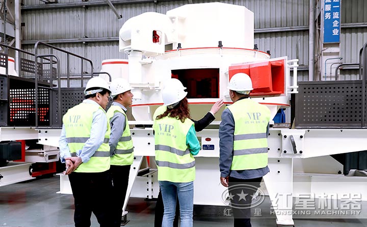 客戶參觀紅星河石粉碎機(jī)廠區(qū)