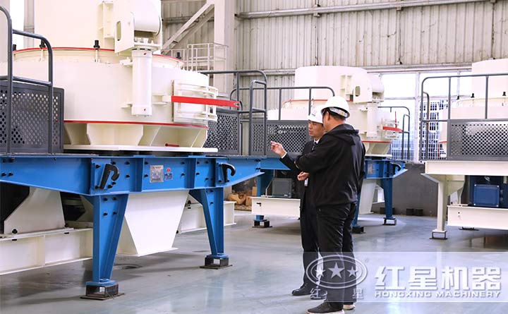 客戶考察中，專業(yè)經(jīng)理一對(duì)一指導(dǎo)購機(jī)