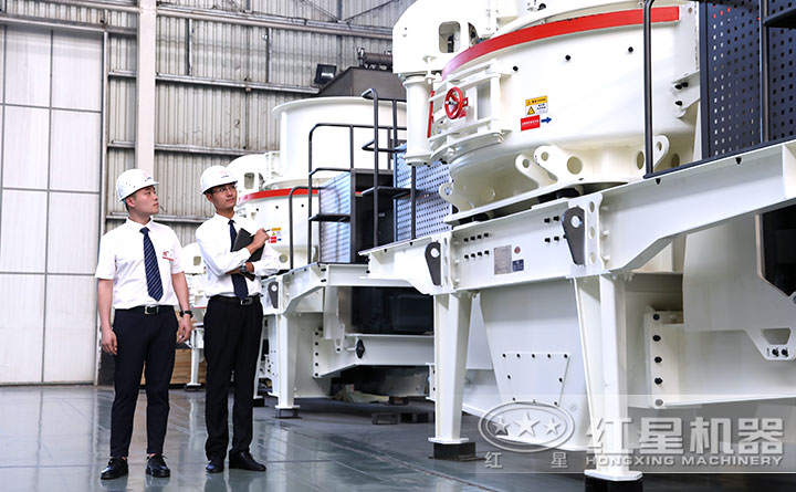 專業(yè)工程師為看客戶講解設(shè)備