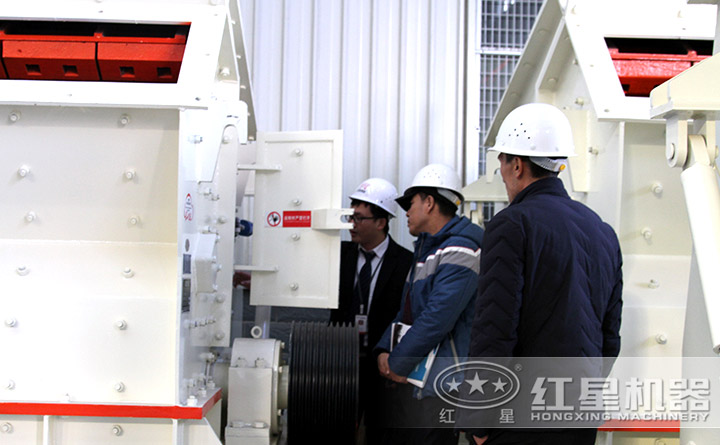 客戶來廠參觀，近距離參觀講解