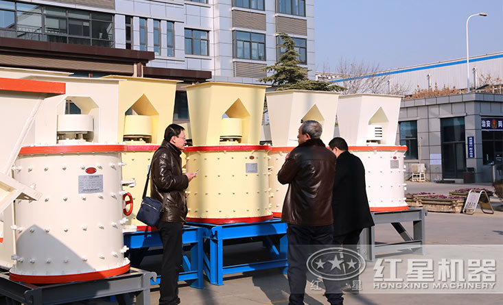 客戶參觀紅星立式復(fù)合破碎機(jī)廠區(qū)
