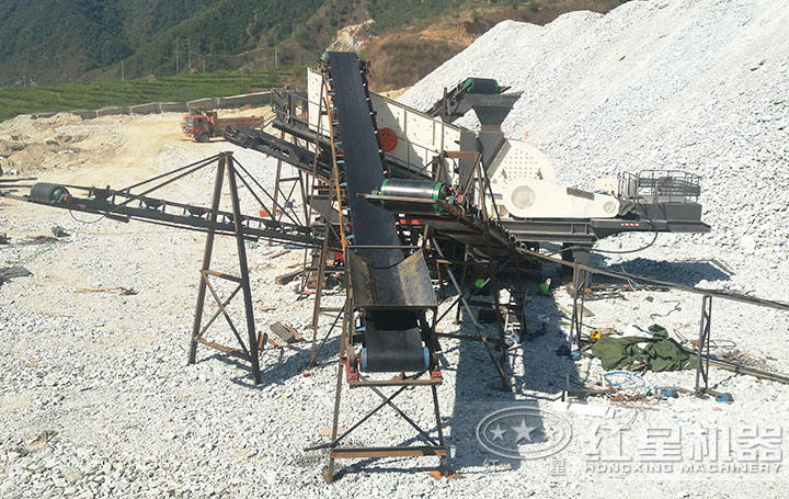 單臺(tái)小型混凝土破碎機(jī)作業(yè)現(xiàn)場(chǎng)