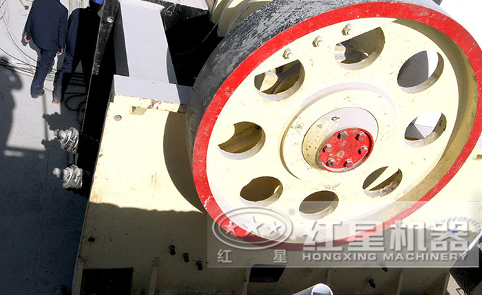 新型鄂式石塊破碎機現(xiàn)場