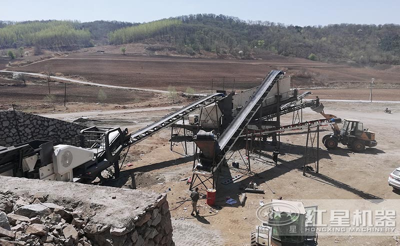 兩臺(tái)設(shè)備組成的移動(dòng)反擊破現(xiàn)場(chǎng)