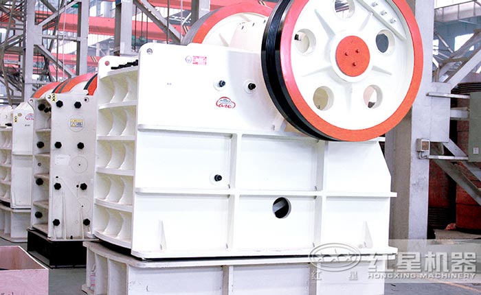 顎式破碎機是比較常見的礦山粗破設備