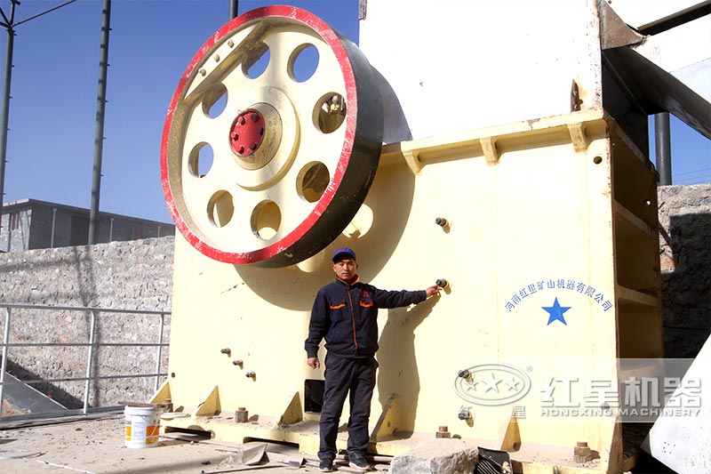 顎式破碎機現場