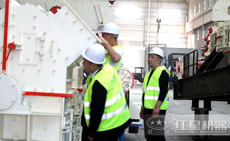 客戶在生產車間參觀小型制砂機