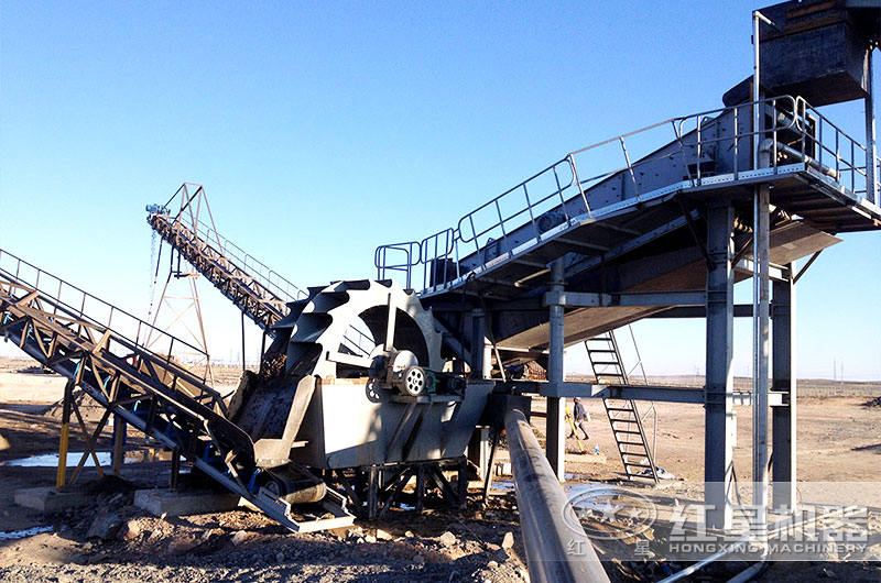 水洗沙機(jī)放于地面，接在振動(dòng)篩下面