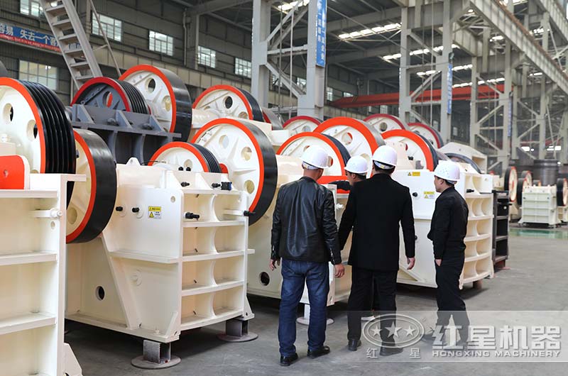 紅星客戶到廠參觀石灰石鄂破機(jī)