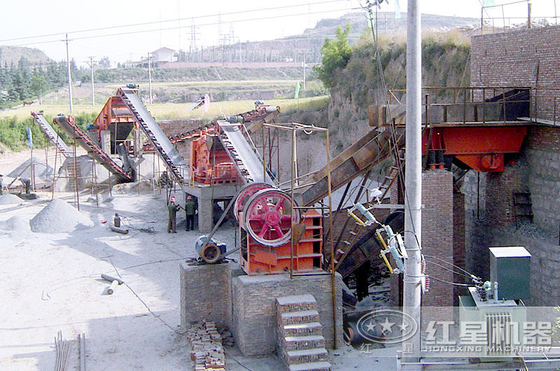 石灰石生產(chǎn)現(xiàn)場：石灰石鄂破機(jī)+反擊破