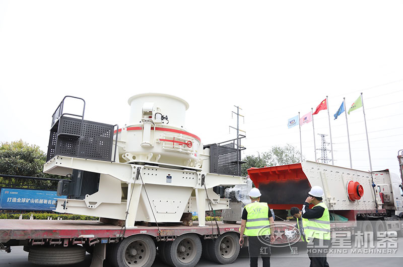 紅星方解石制砂機發貨現場