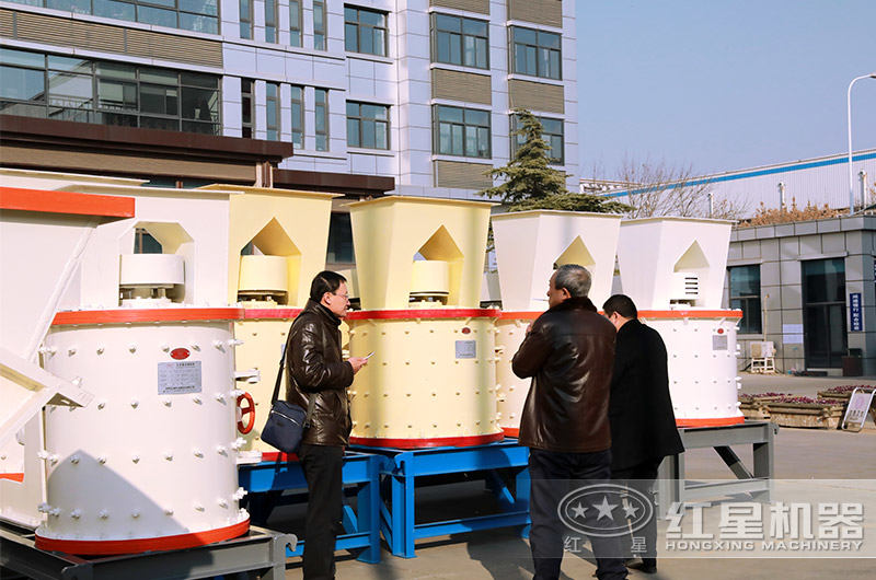 紅星客戶到廠參觀考察復(fù)合式破碎機(jī)
