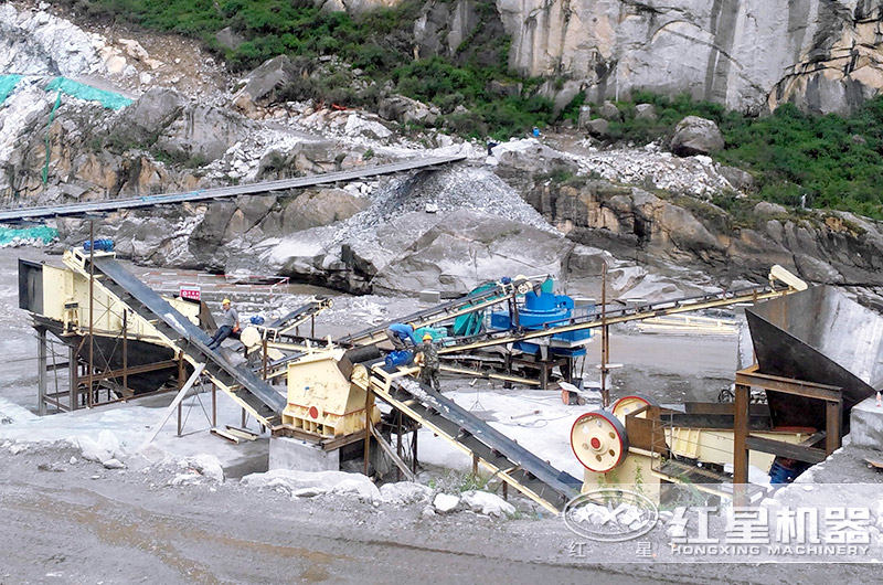 石頭變成石料的生產(chǎn)現(xiàn)場