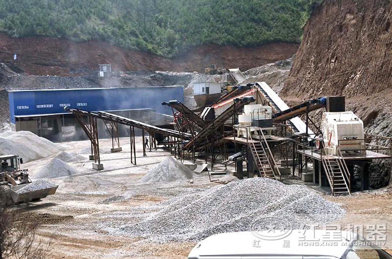 沙場生產(chǎn)線運行中，主要設(shè)備為反擊式破碎機(jī)和制砂機(jī)