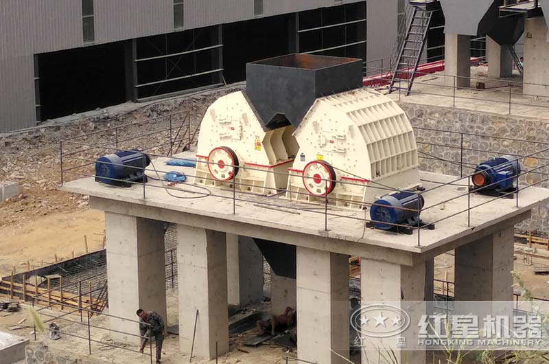 石料廠錘式破碎機(jī)工作現(xiàn)場(chǎng)