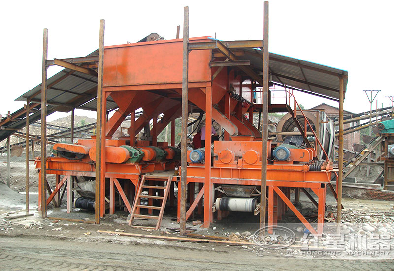 石料廠對(duì)輥制砂機(jī)工作現(xiàn)場(chǎng)