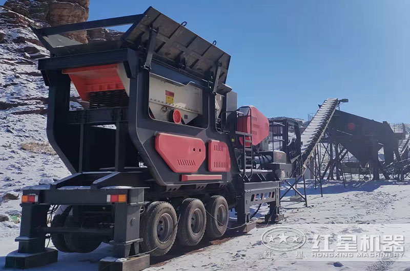 新型移動破碎機生產現場
